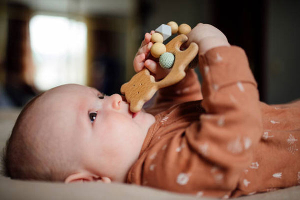 Ngậm, mút đồ chơi có thể gia tăng khả năng nhiễm virus chân tay miệng ở trẻ